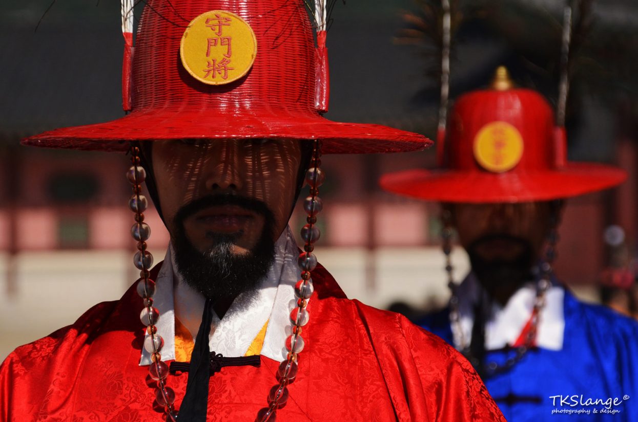 Royal Guards at the Gwanghwamun entrance gate of the Gyeongbokgung Palace.