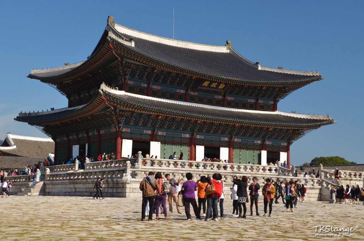  Geungjeonjeon, the main palace building where the kings were crowned.
