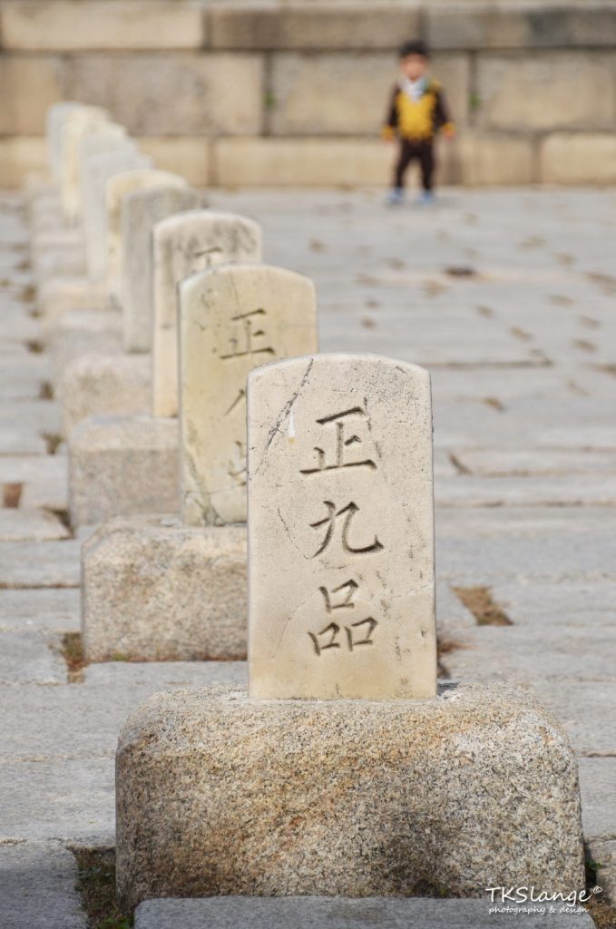 Rank Stones indicate the location where ministers would line up during ceremonies at the Injeongjeon Hall. The more important the official, the closer to the throne hall (and so the king) they would stand.