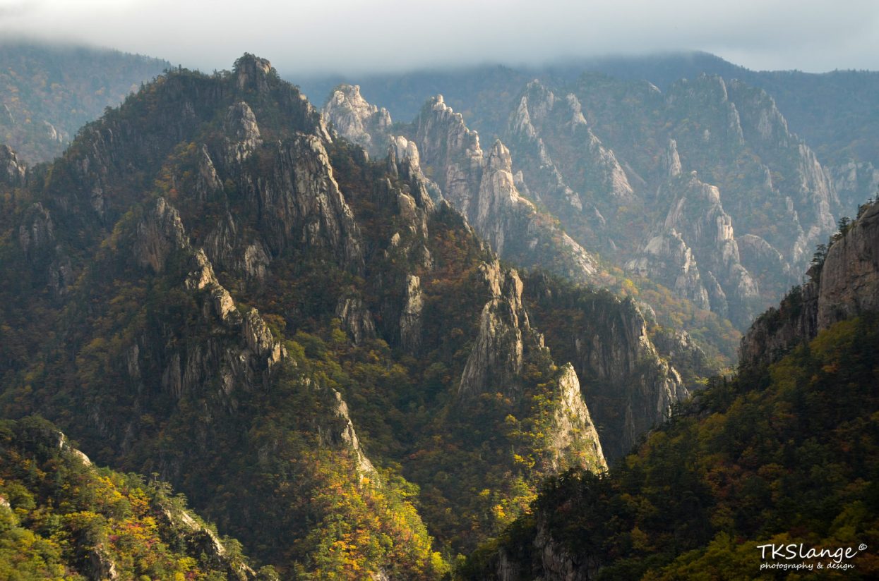 Typical peaks of Seoraksan as seen from Geumganggul.