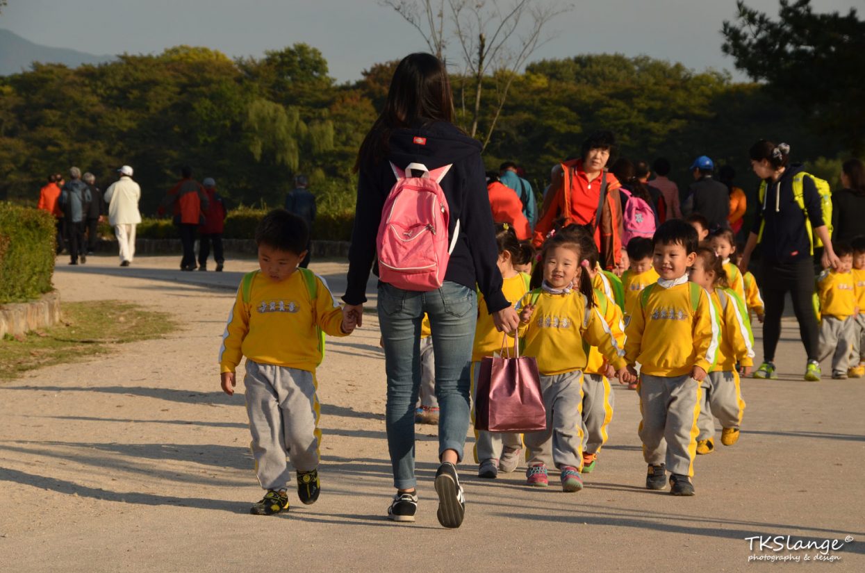 Kids from primary school on a tour through the Wolseong Park.